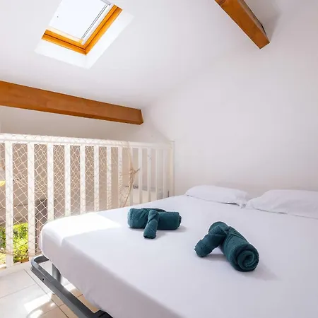 Prázdninový dům Pavillon Pour 4 Personnes Dans Avec Piscine *